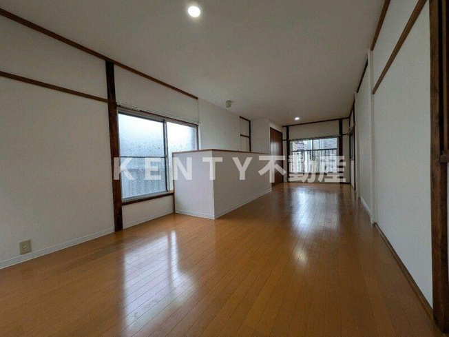 【居間・リビング】 | 品川区荏原1丁目3番18号戸建て | ゆったりとした居間です