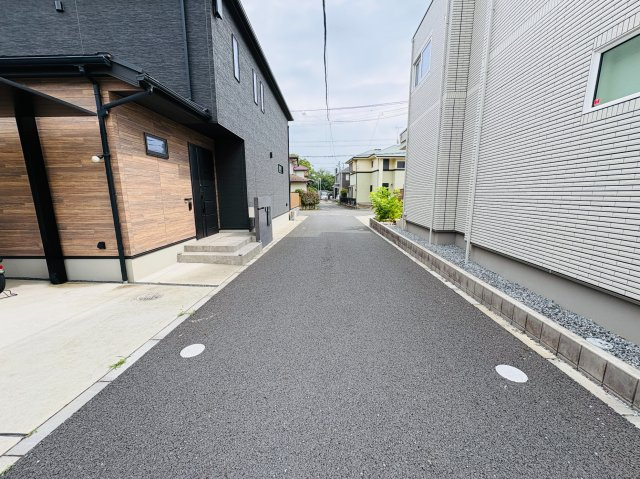 四街道市大日　中古戸建の前面道路含む現地写真