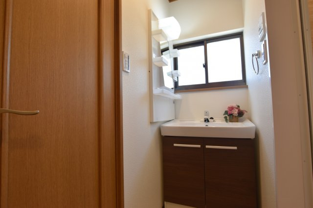 西宮市新甲陽町中古戸建│3SDK+駐車1台可（堀込車庫）の独立洗面台|独立洗面台を設置した洗面スペース。洗面台横に鏡を備えた仕様で、朝の身支度にも便利です。