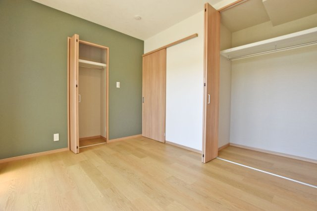 西宮市新甲陽町中古戸建│3SDK+駐車1台可（堀込車庫）の収納|-1階洋室6.0帖-
グリーンのアクセントクロスが印象的な空間。自然を感じさせる落ち着いた色合いが、室内にやわらかな雰囲気と心地よいアクセントを添えています。