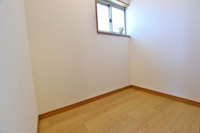 西宮市新甲陽町中古戸建│3SDK+駐車1台可（堀込車庫）の収納|-2階納戸-
窓付きで自然光が入る明るい空間。収納スペースとしてはもちろん、荷物の整理や多目的なスペースとして活用できます。