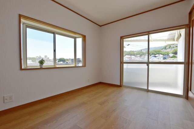 西宮市新甲陽町中古戸建│3SDK+駐車1台可（堀込車庫）の洋室|-2階洋室6.0帖-
2面採光で明るい2階洋室。自然光が入り、心地よく過ごせる空間です。