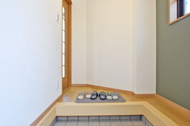 西宮市新甲陽町中古戸建│3SDK+駐車1台可（堀込車庫）の玄関|シンプルで使いやすい玄関スペース◎
落ち着いた色合いが空間のアクセントになっています。