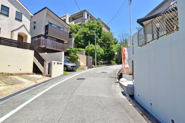 西宮市新甲陽町中古戸建│3SDK+駐車1台可（堀込車庫）の前面道路含む現地写真|前面道路は北西側13.9ｍ（公道）、南西側7.3ｍ（私道）です。