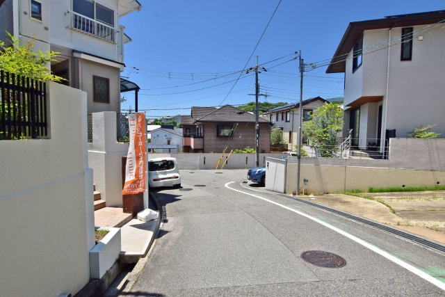 西宮市新甲陽町中古戸建│3SDK+駐車1台可（堀込車庫）の前面道路含む現地写真|前面道路は北西側13.9ｍ（公道）、南西側7.3ｍ（私道）です。