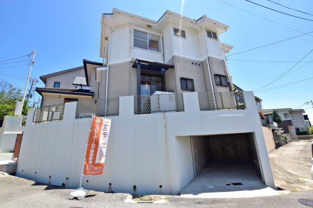 西宮市新甲陽町中古戸建│3SDK+駐車1台可（堀込車庫）の外観|敷地内には堀込駐車場を完備。雨風や直射日光から大切なお車を守りやすく、愛車を安心して保管できます◎