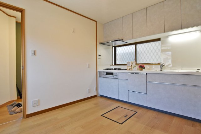 西宮市新甲陽町中古戸建│3SDK+駐車1台可（堀込車庫）のキッチン|壁付けキッチンを採用したDK6帖。キッチンとダイニングがコンパクトにまとまった、使い勝手の良い空間です。