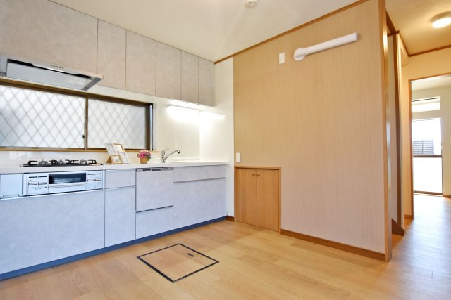 西宮市新甲陽町中古戸建│3SDK+駐車1台可（堀込車庫）のキッチン|壁付けキッチンを採用したシンプルなキッチン。調理台や収納スペースを備え、毎日の料理や片付けがしやすい仕様となっています。