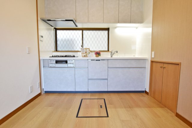 西宮市新甲陽町中古戸建│3SDK+駐車1台可（堀込車庫）のキッチン|シンプルで落ち着いた印象のキッチン。作業台やコンロ、シンクがまとまった使いやすい配置で、毎日の調理を支える機能的な空間です。