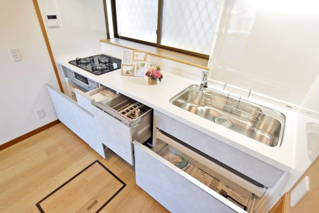 西宮市新甲陽町中古戸建│3SDK+駐車1台可（堀込車庫）のキッチン|吊戸棚と下部収納を備えたキッチン。調理道具や食器類の収納場所を確保でき、使うものを整理しやすい実用的な空間です。