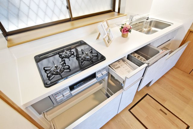 西宮市新甲陽町中古戸建│3SDK+駐車1台可（堀込車庫）のキッチン|食洗機を備えたキッチン。洗浄から乾燥まで対応できる便利な設備で、日々の家事をサポートします。