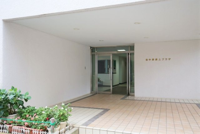 新中野駅上プラザのエントランス|建物の内部です