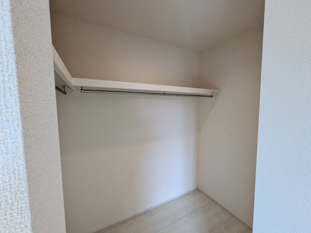 水戸市赤塚　1丁目　新築戸建て　1号棟の収納|大容量のウォークインクローゼット。衣類はもちろん、スーツケースや季節の家電もまとめて収納でき、居室空間をすっきりと保ちます。