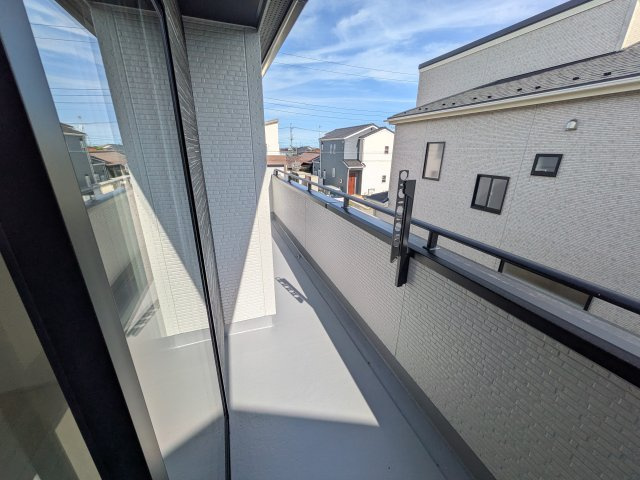 水戸市赤塚　1丁目　新築戸建て　1号棟のバルコニー|広々としたワイドバルコニーは、日当たり良好で毎日の洗濯物干しに最適です。