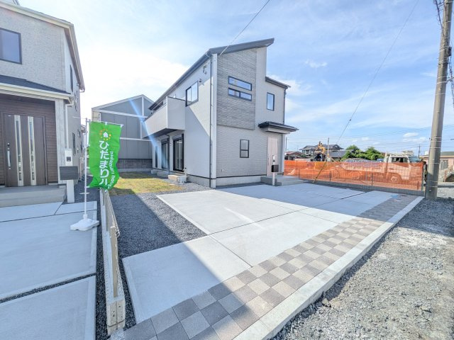 水戸市赤塚　1丁目　新築戸建て　1号棟の前面道路含む現地写真|現地完成済で建物や駐車場、お庭も全てご覧いただけます。。
本日のご見学も可能です♪
お気軽にお電話またはお問い合わせください。