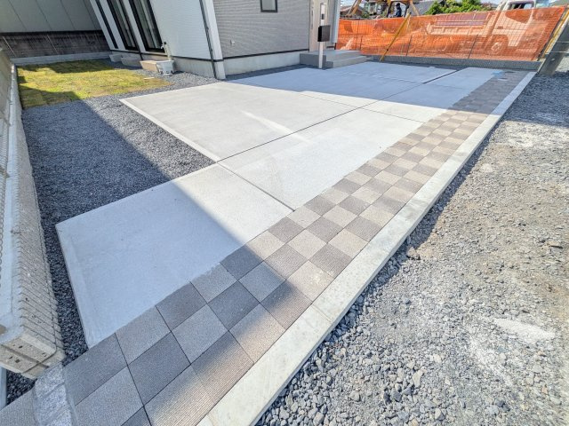 水戸市赤塚　1丁目　新築戸建て　1号棟の駐車場|駐車4台可能で、出し入れしやすいゆとりのカースペース。
月々の駐車場代が不要な点も大きな魅力です。
