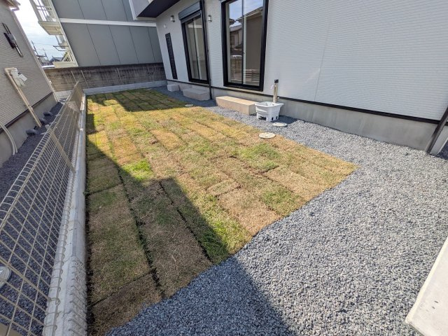 水戸市赤塚　1丁目　新築戸建て　1号棟の庭|リビングに明るい光を届ける南庭。
お子様の遊び場やペットのスペースとしても最適です。
室内外で心地よい暮らしが叶います。