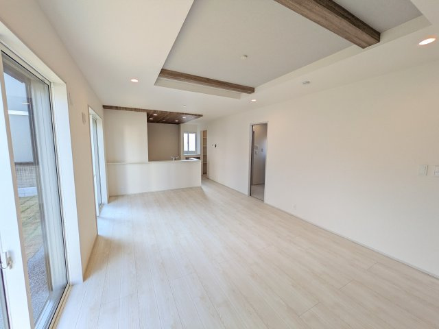 水戸市赤塚　1丁目　新築戸建て　1号棟の居間・リビング|居心地の良いデザインと機能性を両立。
ご友人を招いたり、趣味を楽しんだり、様々なシーンで活躍する団らんの中心地です。