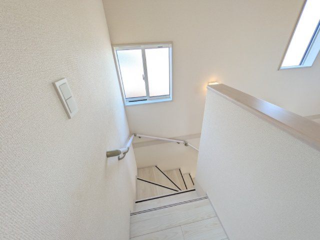 水戸市赤塚　1丁目　新築戸建て　1号棟の内装|窓付きで明るい階段は、手すり付きでお子様からご年配の方まで安心して上り下りができます♪