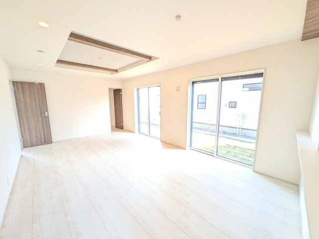 水戸市赤塚　1丁目　新築戸建て　1号棟の居間・リビング|家族の会話が自然と弾む、広々としたゆとりのLDK。南向きの窓からたっぷりの光が射し込む明るく快適な空間です。