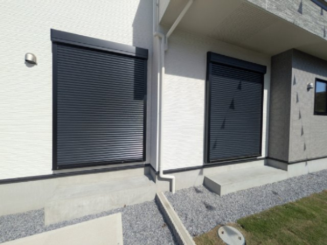 水戸市赤塚　1丁目　新築戸建て　1号棟の防犯設備|防犯・防災だけでなく、シャッターを閉めることで断熱効果もアップ。
外気の影響を受けにくく、冷暖房効率の向上も期待できます。