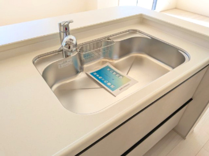 水戸市赤塚　1丁目　新築戸建て　1号棟のキッチン|大きな鍋やフライパンも洗いやすい深型のシンク。
泡や水ハネを抑える設計で、キッチン周りを汚しにくいのが魅力です。