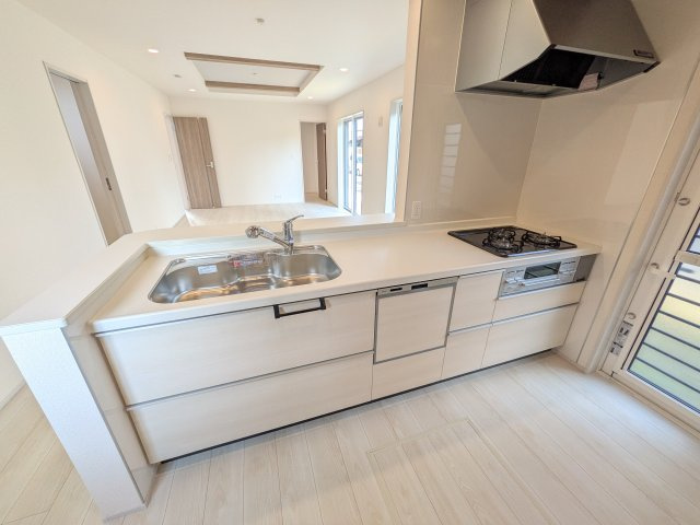 水戸市赤塚　1丁目　新築戸建て　1号棟のキッチン|料理がもっと楽しくなる広々としたワークトップ。お手入れしやすい素材を採用し、日々の掃除もラクラクこなせます。