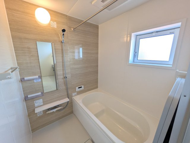 水戸市赤塚　1丁目　新築戸建て　1号棟の浴室|1坪タイプのゆったりとしたバスルームは浴室暖房換気乾燥機付きで、どんな季節でも快適なバスタイムを満喫出来ます♪
窓付きで明るく開放的なところも良いですね！
