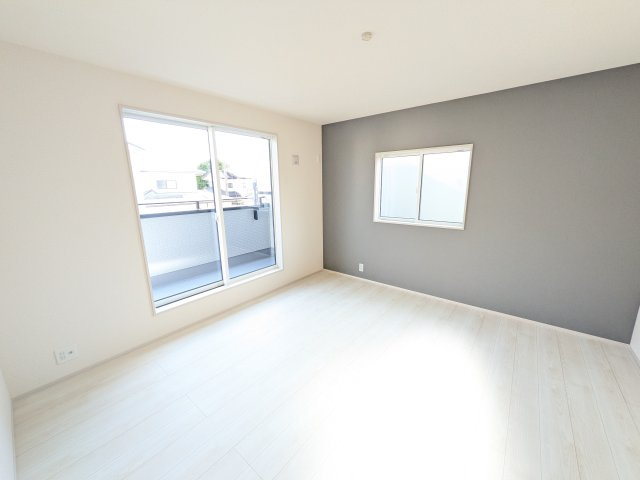 水戸市赤塚　1丁目　新築戸建て　1号棟の洋室|デザイン性の高いアクセントクロスで、落ち着いた雰囲気を演出。収納力たっぷりのWIC完備で、室内をすっきりと保てます。