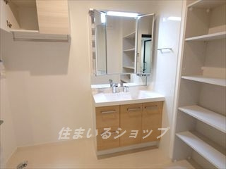 M’s Pronube 参番館の洗面所|三面鏡付きシャンプードレッサー