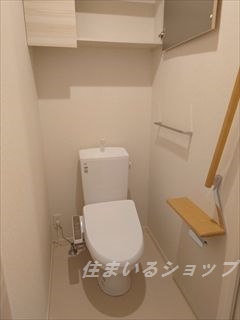 M’s Pronube 参番館のトイレ|シャワートイレ・手すり・収納棚