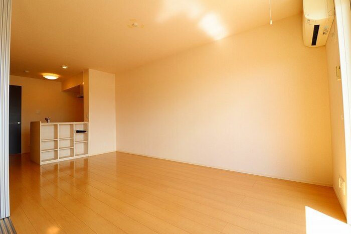 グランドソレーユの居間・リビング|リビング全景（別角度）