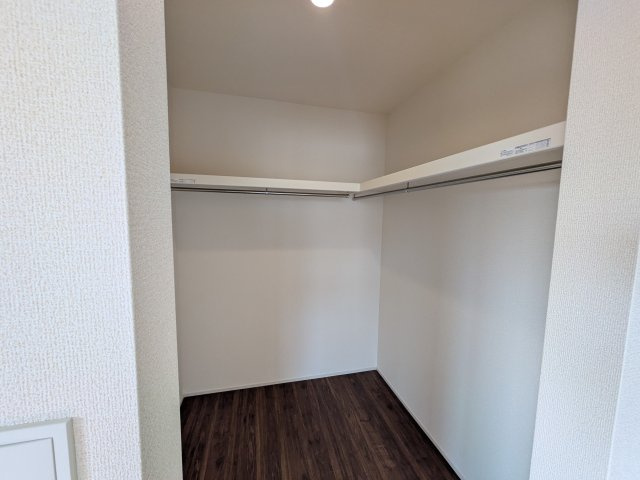 水戸市赤塚　1丁目　新築戸建て　2号棟の収納|大容量のウォークインクローゼット。衣類はもちろん、スーツケースや季節の家電もまとめて収納でき、居室空間をすっきりと保ちます。