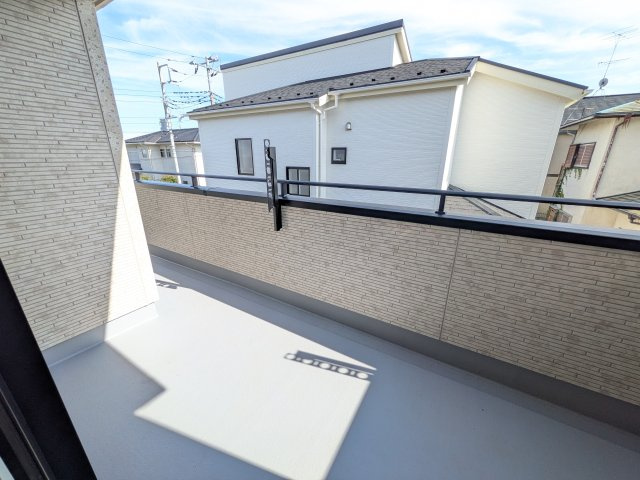 水戸市赤塚　1丁目　新築戸建て　2号棟のバルコニー|広々としたワイドバルコニーは、日当たり良好で毎日の洗濯物干しに最適です。