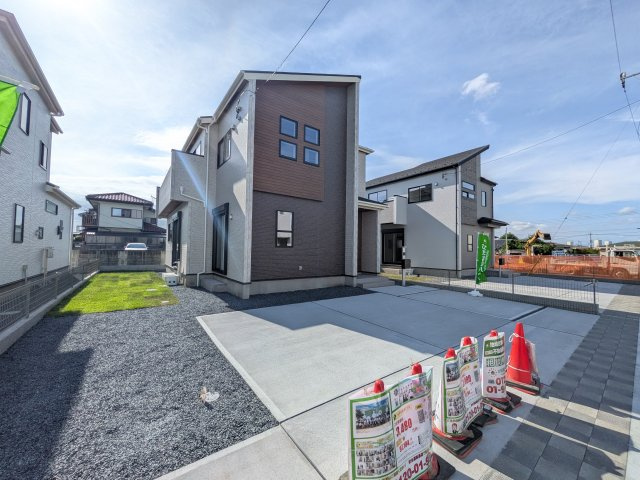 水戸市赤塚　1丁目　新築戸建て　2号棟の前面道路含む現地写真|現地完成済で建物や駐車場、お庭も全てご覧いただけます。。
本日のご見学も可能です♪
お気軽にお電話またはお問い合わせください。