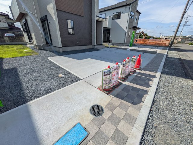 水戸市赤塚　1丁目　新築戸建て　2号棟の駐車場|駐車4台可能で、出し入れしやすいゆとりのカースペース。
月々の駐車場代が不要な点も大きな魅力です。