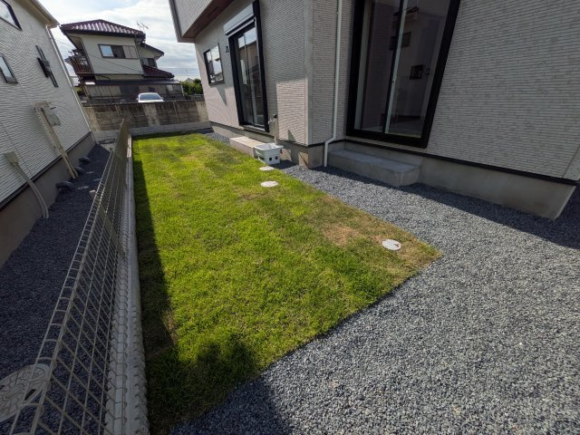 水戸市赤塚　1丁目　新築戸建て　2号棟の庭|リビングに明るい光を届ける南庭。
お子様の遊び場やペットのスペースとしても最適です。
室内外で心地よい暮らしが叶います。