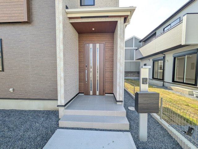 水戸市赤塚　1丁目　新築戸建て　2号棟の玄関|玄関ドアはカードキーで開閉も楽々♪
スマホでの開錠と施錠も可能です！
玄関上部には人感センサー付きのダウンライトがあるので、夜間の帰宅時に自動で点灯してくれます♪
防犯対策面にも一役買ってくれます！