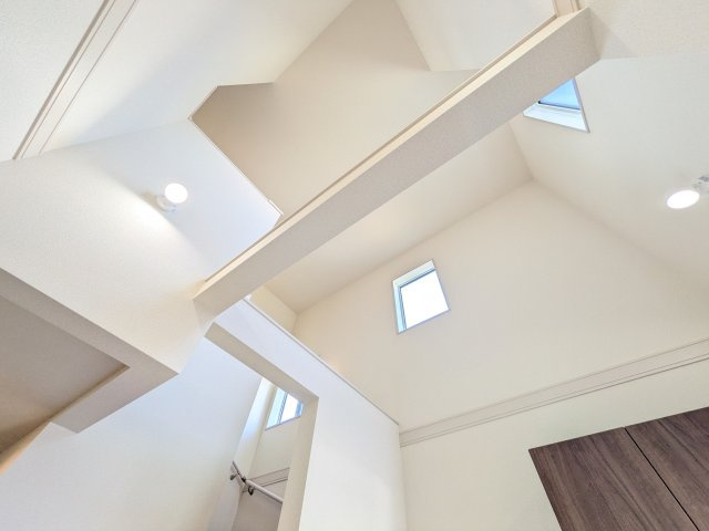 水戸市赤塚　1丁目　新築戸建て　2号棟の玄関|玄関上部を吹き抜けにすることで、空間に圧倒的な開放感と明るさをプラス。
心地よい光が差し込み、家族やお客様を明るい空間で迎え入れる玄関です。