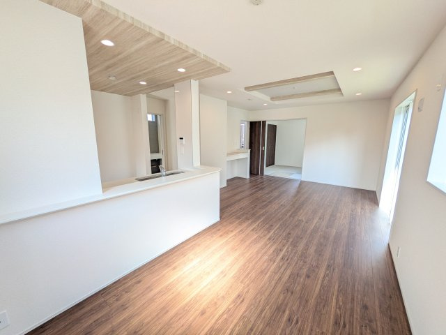 水戸市赤塚　1丁目　新築戸建て　2号棟の居間・リビング|家族の会話が自然と弾む、広々としたゆとりのLDK。南向きの窓からたっぷりの光が射し込む明るく快適な空間です。
