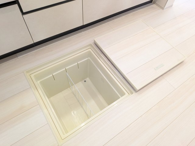 水戸市赤塚　1丁目　新築戸建て　2号棟のキッチン|災害時にも安心な備蓄品の保管スペースとして活用可能。
日常使わないモノを隠して収納し、生活空間を広く使えます。