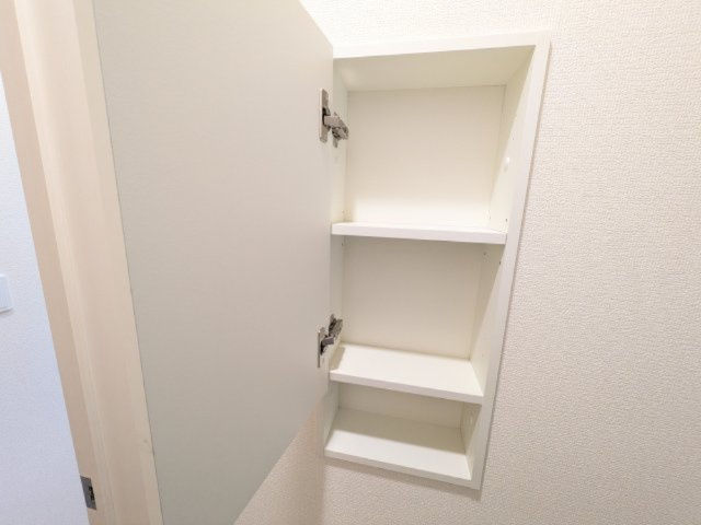 水戸市赤塚　1丁目　新築戸建て　2号棟のトイレ|トイレットペーパー数本と清掃用品がスッキリ収まる壁付収納。
生活感を隠し、いつも清潔感のあるレストルームを保てます。