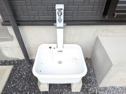 水戸市赤塚　1丁目　新築戸建て　2号棟の庭|ペットの足洗い場や、夏の水遊びにも便利なシンク付きの立水栓。
洗車や外壁掃除もスムーズにでき、外回りのお手入れにも大活躍します。
