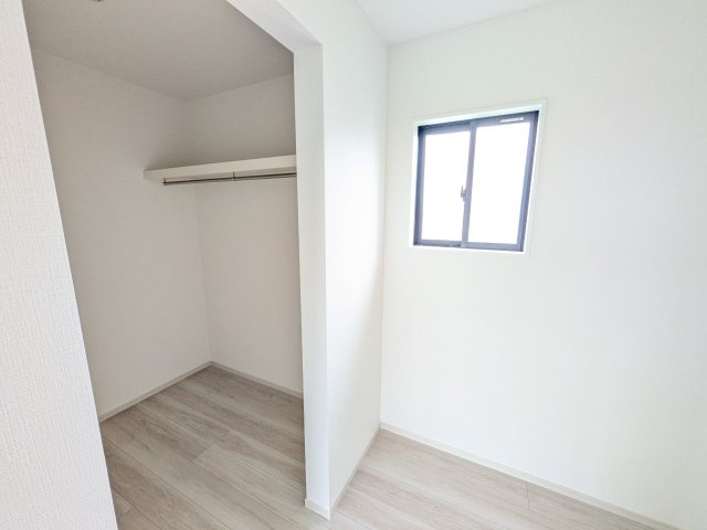 つくばみらい市谷井田　10期　新築戸建ての収納|大容量のウォークインクローゼット。衣類はもちろん、スーツケースや季節の家電もまとめて収納でき、居室空間をすっきりと保ちます。