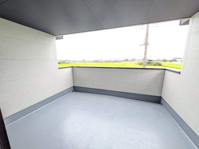 つくばみらい市谷井田　10期　新築戸建てのバルコニー|洗濯物も布団もまとめて干せるワイド設計。
広々としたワイドバルコニーで、家事の効率が上がり、日々の暮らしが快適になります。