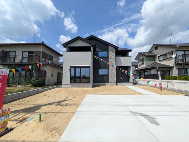 つくばみらい市谷井田　10期　新築戸建ての前面道路含む現地写真|現地完成済で建物や駐車場、お庭も全てご覧いただけます。
陽当たりや敷地の広さをご確認できます！
本日のご見学も可能です♪
お気軽にお電話またはお問い合わせください。