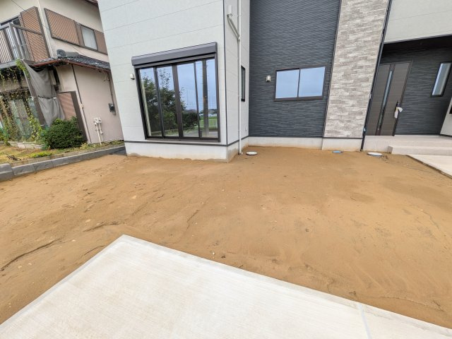 つくばみらい市谷井田　10期　新築戸建ての庭|リビングに明るい光を届ける広々とした南庭。
お子様の遊び場やペットのスペースとしても最適です。
室内外で心地よい暮らしが叶います。