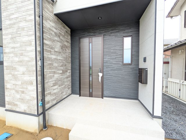 つくばみらい市谷井田　10期　新築戸建ての玄関|お洒落な玄関ドアと洗練された外壁デザイン。家の顔にふさわしい上質な佇まいで、ご家族やお客様を迎えます。