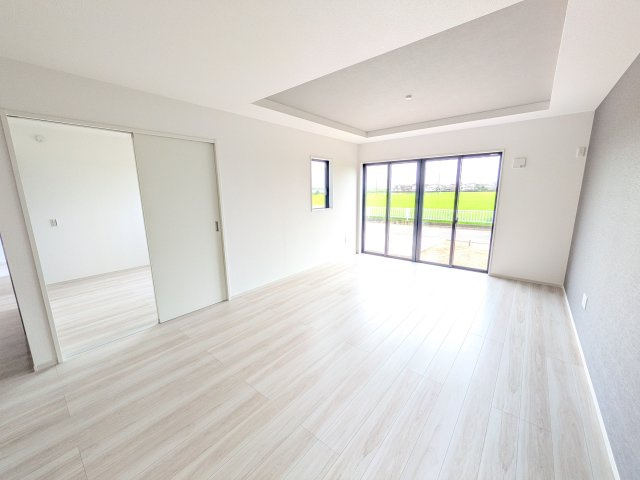 つくばみらい市谷井田　10期　新築戸建ての居間・リビング|居心地の良いデザインと機能性を両立。ご友人を招いたり、趣味を楽しんだり、様々なシーンで活躍する団らんの中心地です。