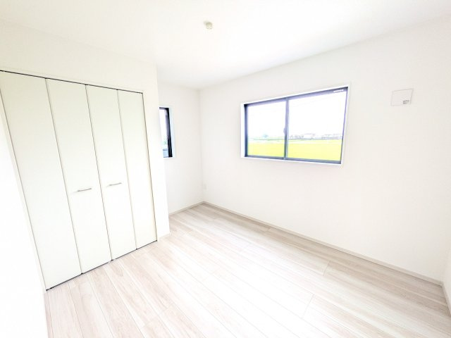 つくばみらい市谷井田　10期　新築戸建ての洋室|たっぷり収納と明るい窓で、片付けも気持ち良くできる洋室。
お子様の「自分の部屋が欲しい」という夢を叶えます。
